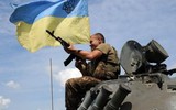 Quân đội Ukraine gây sốc khi phải dùng AK gỗ vì thiếu súng thật