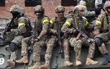 Quân đội Ukraine gây sốc khi phải dùng AK gỗ vì thiếu súng thật