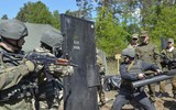 Quân đội Ukraine gây sốc khi phải dùng AK gỗ vì thiếu súng thật