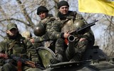 Quân đội Ukraine gây sốc khi phải dùng AK gỗ vì thiếu súng thật