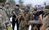 Quân đội Ukraine gây sốc khi phải dùng AK gỗ vì thiếu súng thật