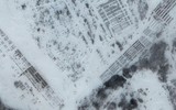 Khí tài quân sự hạng nặng Nga bất ngờ tập kết chỉ cách Ukraine 15km