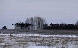 Khí tài quân sự hạng nặng Nga bất ngờ tập kết chỉ cách Ukraine 15km