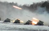 Khí tài quân sự hạng nặng Nga bất ngờ tập kết chỉ cách Ukraine 15km