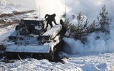 Khí tài quân sự hạng nặng Nga bất ngờ tập kết chỉ cách Ukraine 15km