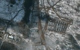 Khí tài quân sự hạng nặng Nga bất ngờ tập kết chỉ cách Ukraine 15km
