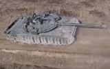 Siêu tăng T-80BVM Nga bị tên lửa Javelin của Ukraine đánh văng tháp pháo ra xa 15m