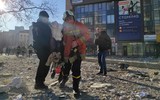 Khoảnh khắc chung cư ở thủ đô Kiev của Ukraine trúng tên lửa 