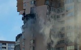 Khoảnh khắc chung cư ở thủ đô Kiev của Ukraine trúng tên lửa 