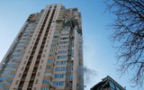 Khoảnh khắc chung cư ở thủ đô Kiev của Ukraine trúng tên lửa 