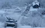 Siêu tăng T-80BVM Nga bị tên lửa Javelin của Ukraine đánh văng tháp pháo ra xa 15m