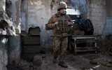 Người dân Ukraine nhận vũ khí sẵn sàng bảo vệ thủ đô Kiev