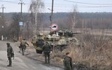 Người dân Ukraine nhận vũ khí sẵn sàng bảo vệ thủ đô Kiev