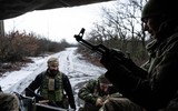 Người dân Ukraine nhận vũ khí sẵn sàng bảo vệ thủ đô Kiev