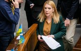 Người dân Ukraine nhận vũ khí sẵn sàng bảo vệ thủ đô Kiev