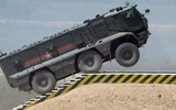 'Buýt thép' Typhoon-K trị giá hơn 2 triệu USD tiếp tục bị bắn cháy tại Ukraine