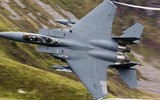 'Đại bàng bất bại' F-15E Mỹ hộ tống chuyến hàng chở vũ khí cho Ukraine?