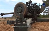 Lựu pháo D-30 được đóng gói để chuyển gấp sang Ukraine