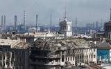 Xe quân sự Nga rầm rập tới Mariupol, 'pháo đài tử thủ' Azovstal của Ukraine còn trụ được bao lâu?