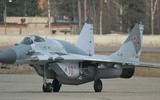 'Quái điểu lưng gù' MiG-29SMT lập đội hình chữ Z trên bầu trời Moscow