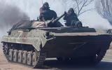Phát bắn từ súng phóng lựu kích nổ dây chuyền, xé nát xe chiến đấu bộ binh BMP-1 tại Ukraine