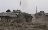 Phát bắn từ súng phóng lựu kích nổ dây chuyền, xé nát xe chiến đấu bộ binh BMP-1 tại Ukraine