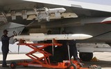 'Chiến thần' Su-35S Nga bắn liền ba tên lửa R-77 về phía chiến đấu cơ Ukraine