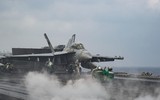 Tiêm kích hạm F/A-18 Super Hornet của Mỹ bị gió hất xuống biển