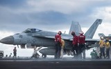 Tiêm kích hạm F/A-18 Super Hornet của Mỹ bị gió hất xuống biển