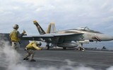 Tiêm kích hạm F/A-18 Super Hornet của Mỹ bị gió hất xuống biển