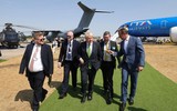 Thủ tướng Anh Boris Johnson bất ngờ tới thăm và huấn luyện cùng binh sĩ Ukraine