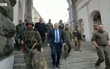 Thủ tướng Anh Boris Johnson bất ngờ tới thăm và huấn luyện cùng binh sĩ Ukraine