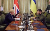 Thủ tướng Anh Boris Johnson bất ngờ tới thăm và huấn luyện cùng binh sĩ Ukraine