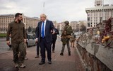 Thủ tướng Anh Boris Johnson bất ngờ tới thăm và huấn luyện cùng binh sĩ Ukraine