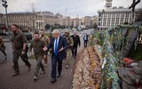Thủ tướng Anh Boris Johnson bất ngờ tới thăm và huấn luyện cùng binh sĩ Ukraine