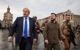 Thủ tướng Anh Boris Johnson bất ngờ tới thăm và huấn luyện cùng binh sĩ Ukraine