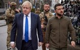 Thủ tướng Anh Boris Johnson bất ngờ tới thăm và huấn luyện cùng binh sĩ Ukraine