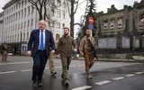 Thủ tướng Anh Boris Johnson bất ngờ tới thăm và huấn luyện cùng binh sĩ Ukraine