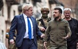 Thủ tướng Anh Boris Johnson bất ngờ tới thăm và huấn luyện cùng binh sĩ Ukraine