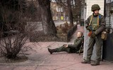 Moscow cáo buộc Ukraine hạ độc lính Nga, Kiev nói do đồ hộp hết hạn