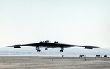 Vì sao oanh tạc cơ B-2 Spirit của Mỹ trị giá 2 tỷ USD lại dán đầy băng dính?