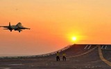 Tiêm kích hạm J-15 Trung Quốc bay áp sát chiến hạm Mỹ