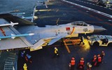 Tiêm kích hạm J-15 Trung Quốc bay áp sát chiến hạm Mỹ