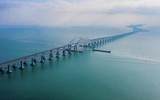 Cầu Crimea bị đánh bom khiến bốc cháy dữ dội và sập hai nhịp