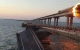 Cầu Crimea bị đánh bom khiến bốc cháy dữ dội và sập hai nhịp