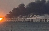 Cầu Crimea bị đánh bom khiến bốc cháy dữ dội và sập hai nhịp