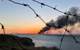 Cầu Crimea bị đánh bom khiến bốc cháy dữ dội và sập hai nhịp