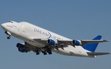 Máy bay Boeing 747-400 Dreamlifter rụng bánh khi cất cánh