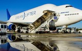 Máy bay Boeing 747-400 Dreamlifter rụng bánh khi cất cánh