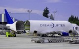 Máy bay Boeing 747-400 Dreamlifter rụng bánh khi cất cánh